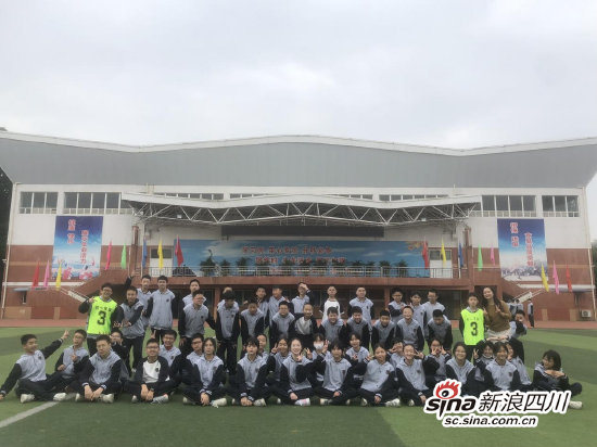 谢琳瑶老师和孩子们