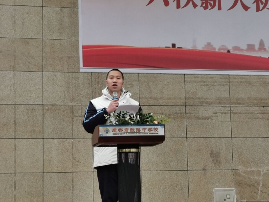 主持人吴亚卿
