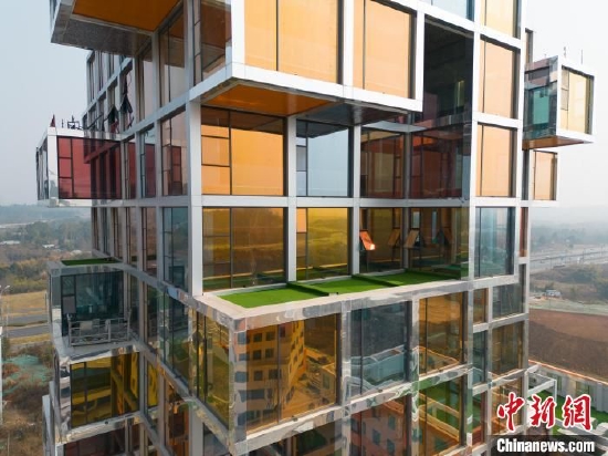 成都一在建高楼用五彩玻璃打造“像素盒子”