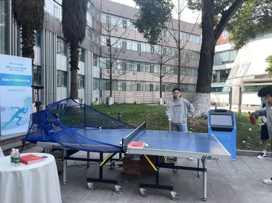 学生体验智能设备。