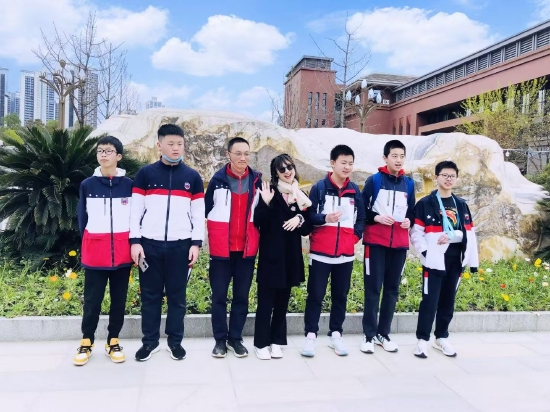 获奖学生和老师陈莉在决赛地合影