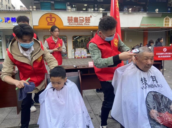 君塘醫教養中心志愿者指導老年人開展康復訓練