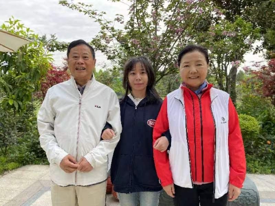 柏研秀与黄久长爷爷及其爱人李婆婆合影。孙艳玲 摄