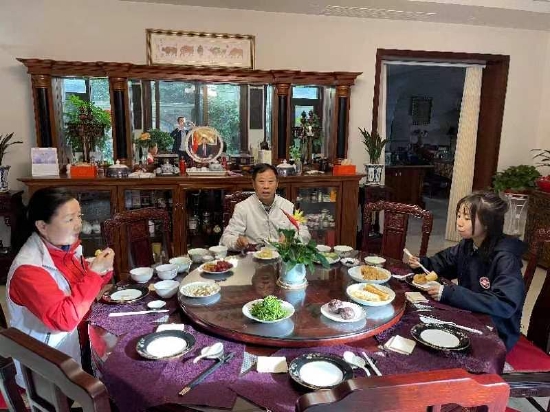 柏研秀（右）来到黄久长爷爷（中）家里开心做客。孙艳玲 摄