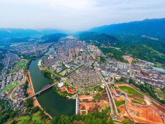 俯瞰蘆山縣城。黃剛 攝