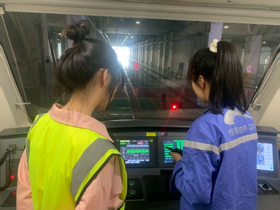 ▲学生在成都地铁跟岗实习