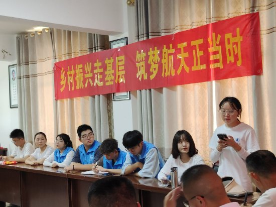 圖為志愿者講解航天文化
