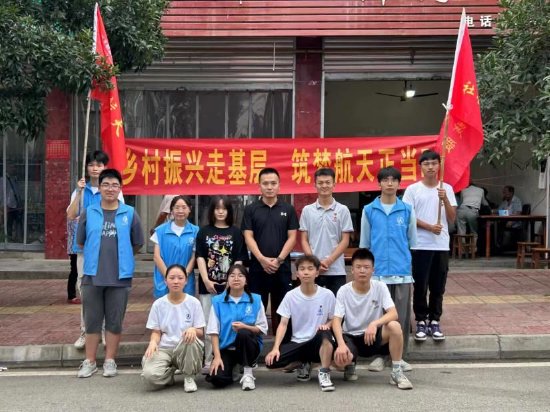 图为志愿者与尹家镇人民政府赵渊庆同志合影留恋