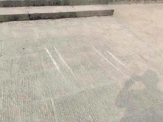 泸州“飞机坝”停车场事发现场，明显能看到两道还留在青石台阶上的白色刮痕，刮痕的间距与汽车宽度相当。李华刚摄
