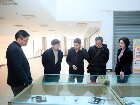来宾参观基地常设健康教育展品大厅