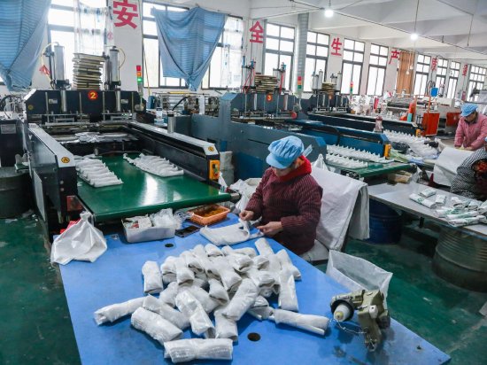 冯多琼返乡创业开办的四川彩棚塑料制品有限公司，工人正在抓紧四川