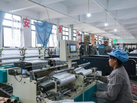 冯多琼返乡创业开办的四川彩棚塑料制品有限公司，工人正在抓紧四川