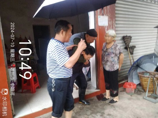 冒雨清理堵塞物、全力轉移群眾