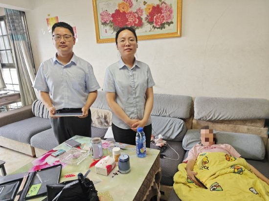 农行万源支行两名客户经理上门为谢女士服务