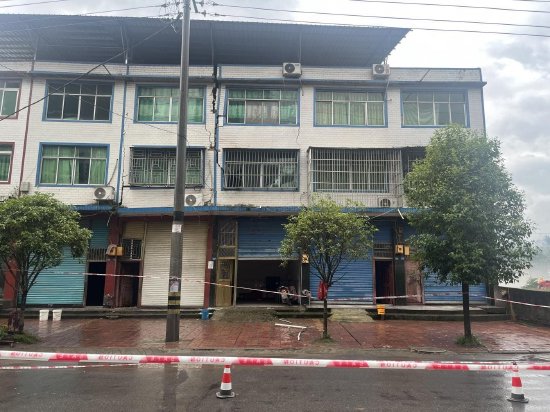 房屋垮塌前已有明显裂缝,人员已安全转移并警戒隔离