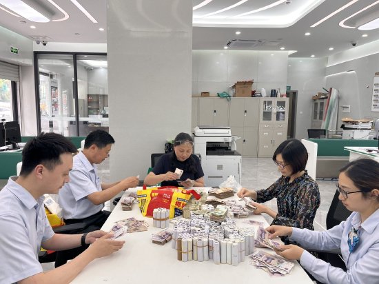 圖為正在整理殘損紙幣