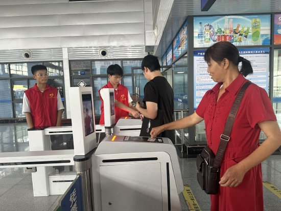 志愿者協助旅客(無紙質車票)自助進站
