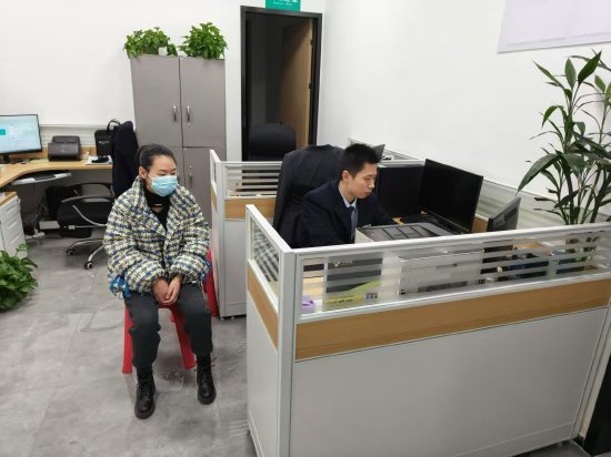 图为农行渠县和平街支行员工帮助郑女士处理女儿被骗事件