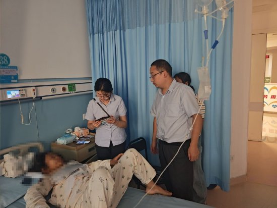 图为农业银行万源市红旗路支行工作人员在医院为病人服务