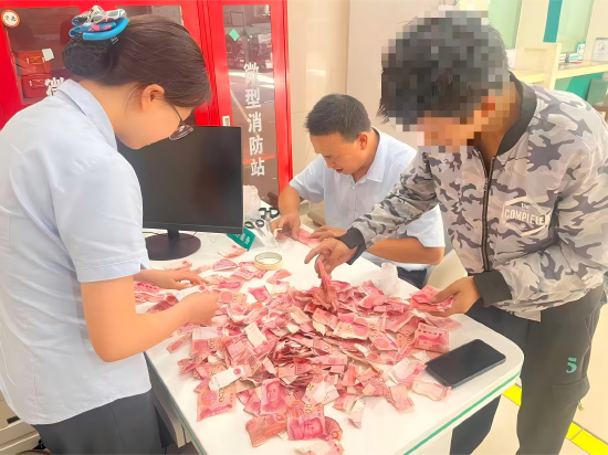 图为农行渠县支行员工精心拼凑残损币