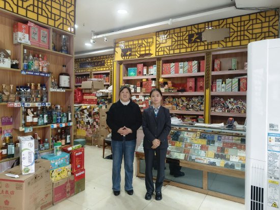 图为农业银行达川支行营业部员工为零售商“送码上门”