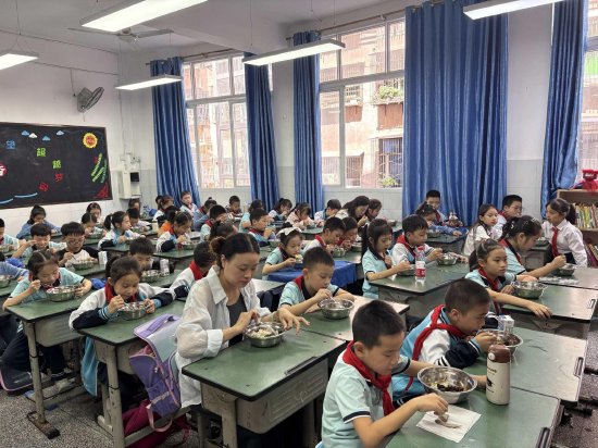 图为达川区实验小学师生“云端”就餐