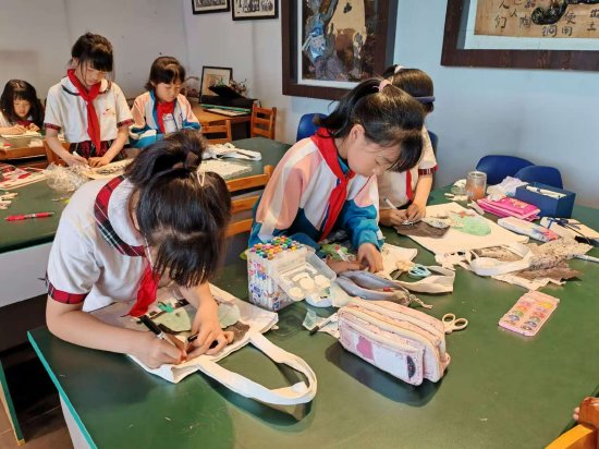 通川区第一小学校学生正在上巴文化兴趣课
