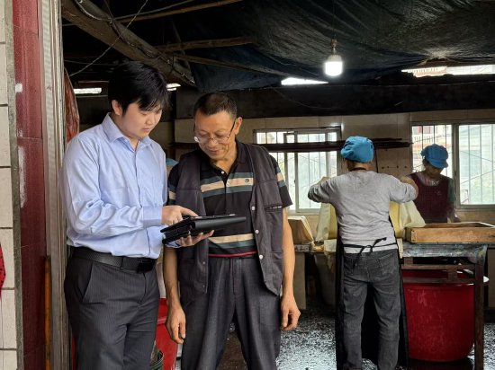 图为农业银行员工上门开展信贷服务