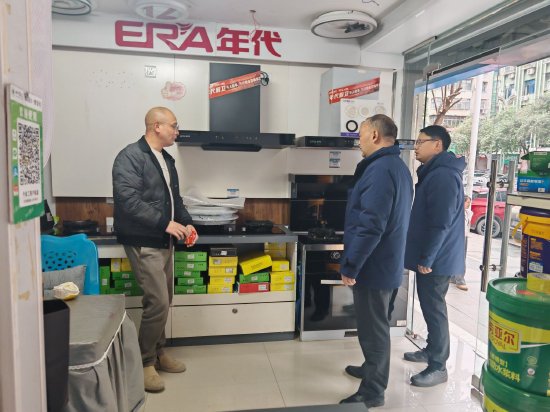图为农行达州万源市白沙支行客户经理客户信贷服务