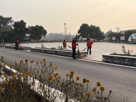 村民志愿者正在开展环境整治