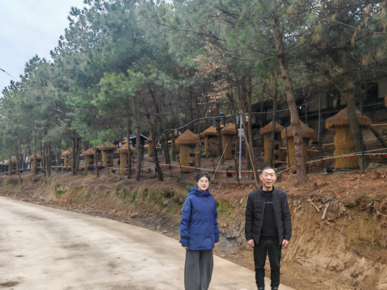 图为农行工作人员在旧院黑鸡养殖场开展服务