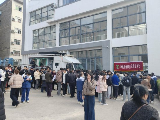 图为农业银行宣汉支行“流动汽车银行”受校园师生青睐