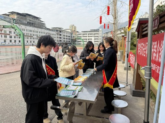 图为农业银行宣汉支行在校园内设立的教育金融产品宣传点