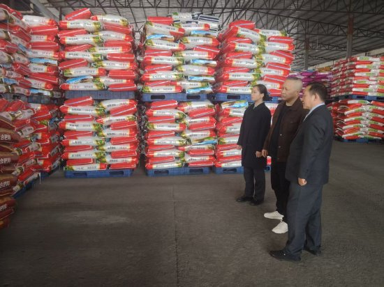 图为农行达川支行工作人核查化肥生产原料购买