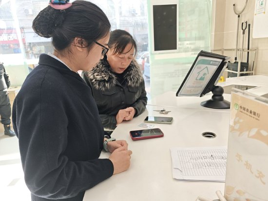 图为邱莹帮陈大妈追款