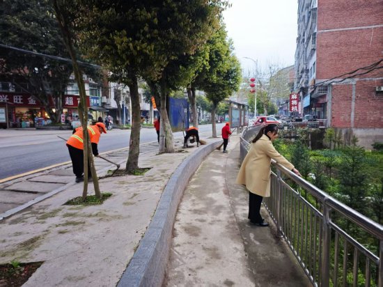新桥社区场镇治理中-邓一春摄