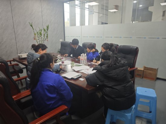 图为农行开江支行设在四川中鸿耀电器有限公司的“车间金融柜台”正在为工人办理业务