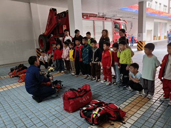 孩子们走进消防站近距离学习消防知识