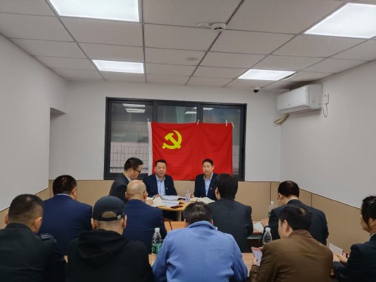 图为农行达州分行两基层支部党员开展提升服务效能研讨