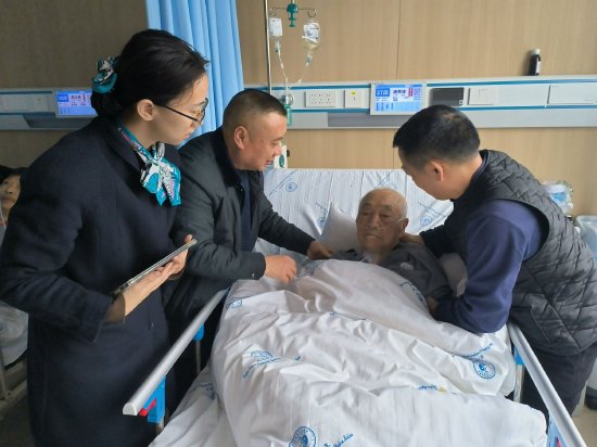 图为农行通川支行青年志愿者到第二人民医院住院部病房为患病老年客户上门服务