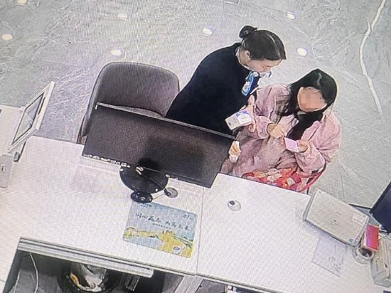 图为农行达州分行营业部青年正在为客户处理受伤手指监控截图