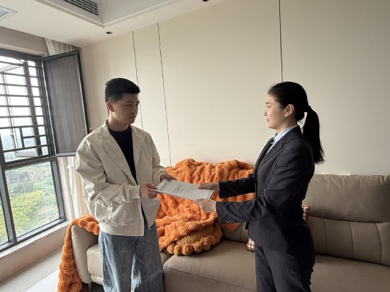 图为农行达州分行首笔灵活就业人员住房公积金贷款落地