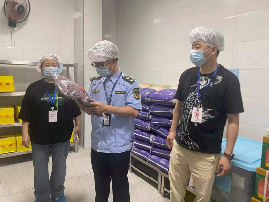 监管人员走进校园食堂，逐项核查餐食加工、留样等落实情况