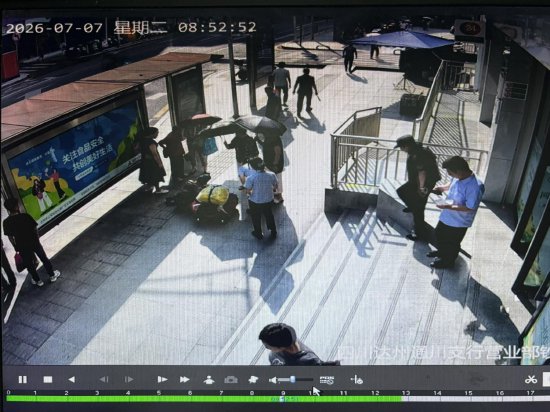 图为农行员工和好心市民施救摔倒男子监控截图