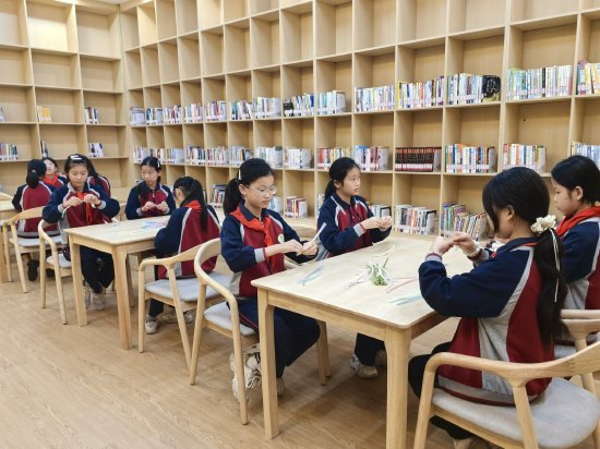 学生做手工