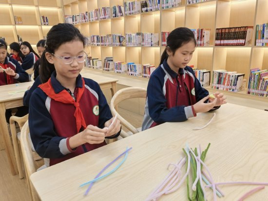 学生做手工
