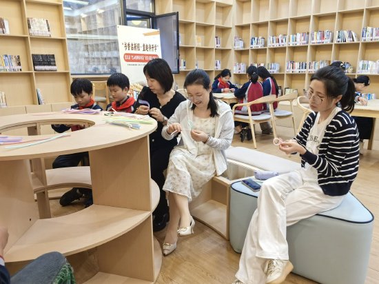 志愿者和学生一起做手工