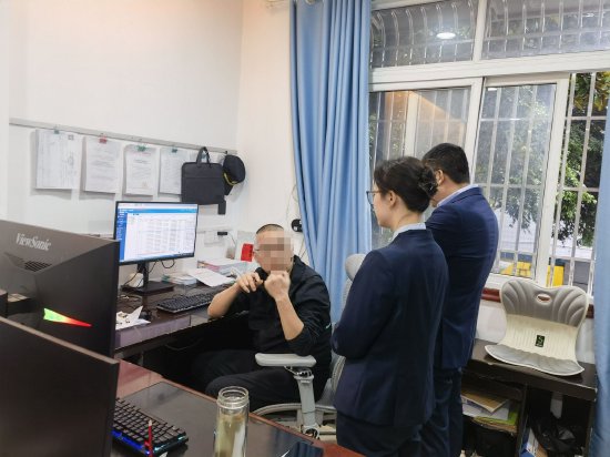 图为农行员工上门回访财务人员使用“智慧食堂数字化系统”
