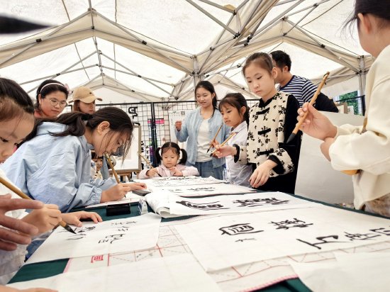 活动现场学生感受传统笔墨韵味