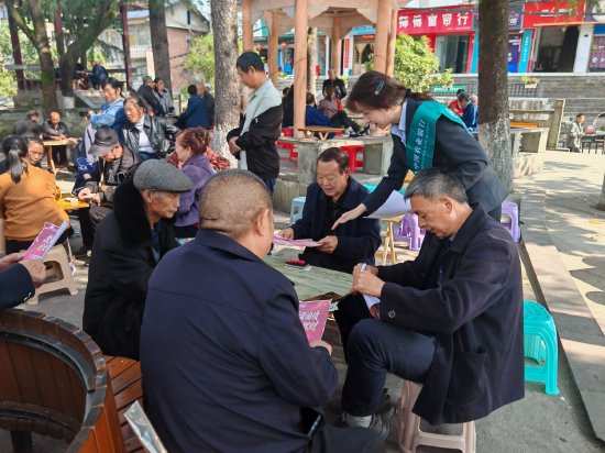 图为农行达州万源支行员工向当地居民讲解国债投资知识